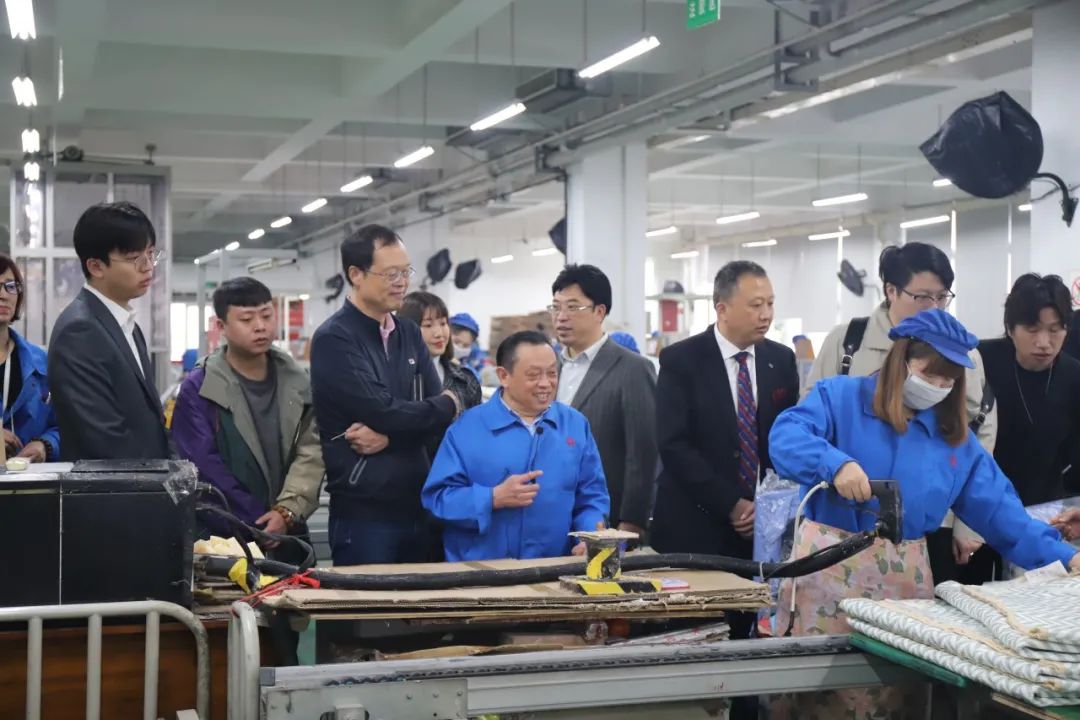 四川行动教育校长EMBA41期校友走进成都万搏（中国）万搏集团游学交流
