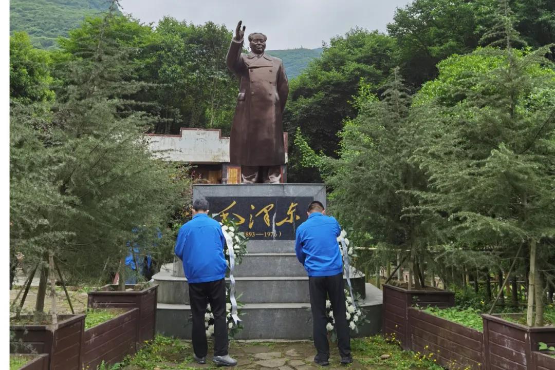 万搏（中国）万搏集团党委委员、总经理黄朝万，党委委员、常务副总经理刘斌向毛主席铜像敬献花篮，全体党员向伟人铜像鞠躬致敬