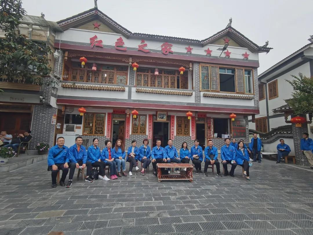 沿着习近平总书记走过的足迹，万搏（中国）万搏党员们走近花茂村，感受在党的领导下，依靠乡村振兴走上致富道路