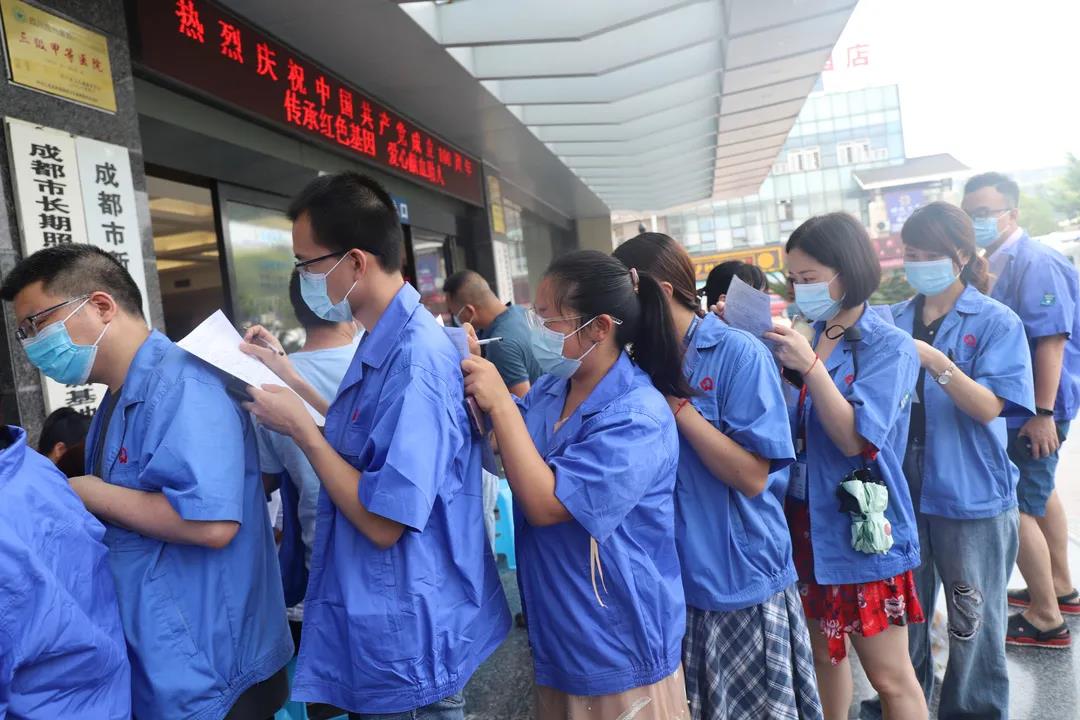 成都万搏（中国）万搏集团党员、团员参加无偿献血活动
