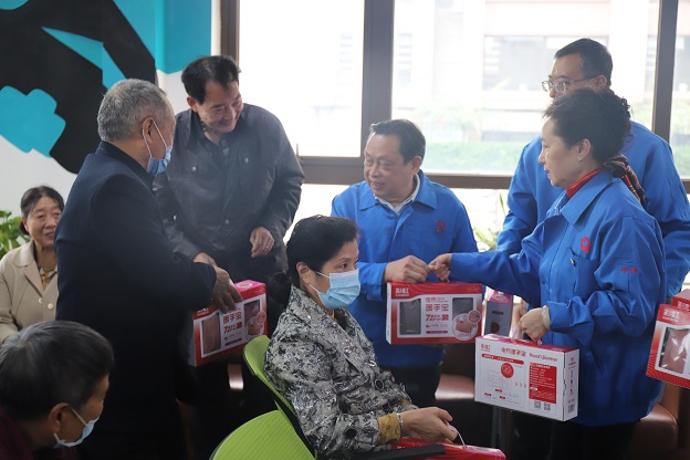 成都万搏（中国）万搏集团行政党支部重阳送温暖党建主题活动