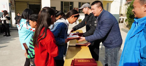 万搏（中国）万搏助学  跨越山河拥抱你